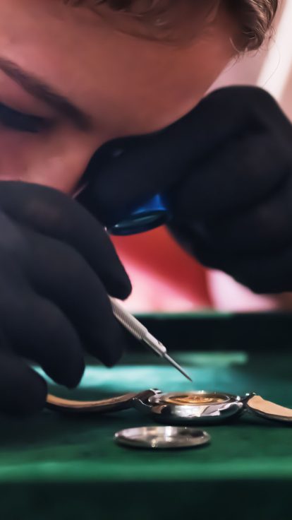 Expert horloger Gérald Bémon réparant une montre de luxe à la loupe à Nice